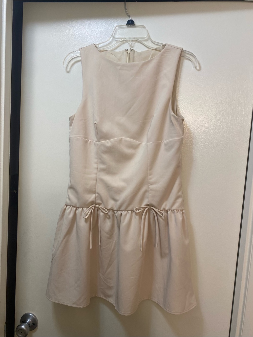 Sleeveless Cream Mini Dress with Drip Waist and Bow Details